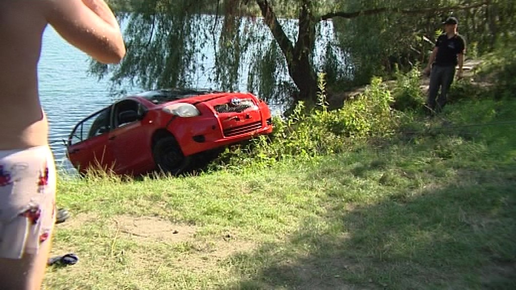 Zelená voda_auto_v_jazere_vyťahovanie_policajti